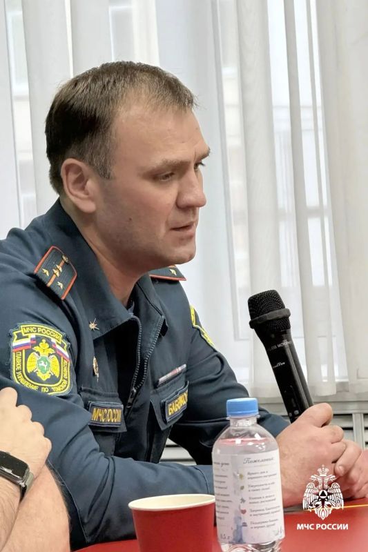 Безопасность детей на каникулах: начальник пожарно-спасательной части Томска встретился с родителями Безопасность детей на каникулах: начальник пожарно-спасательной части Томска встретился с родителями