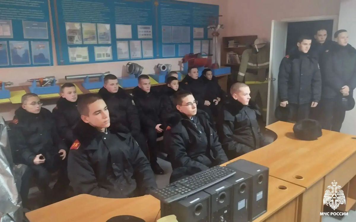 Будущие офицеры в гостях у профессионалов: в 5-й пожарно-спасательной части Томска прошел профориентационный урок Будущие офицеры в гостях у профессионалов: в 5-й пожарно-спасательной части Томска прошел профориентационный урок