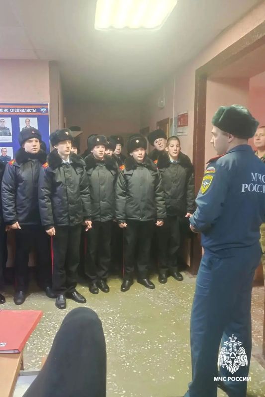 Будущие офицеры в гостях у профессионалов: в 5-й пожарно-спасательной части Томска прошел профориентационный урок Будущие офицеры в гостях у профессионалов: в 5-й пожарно-спасательной части Томска прошел профориентационный урок