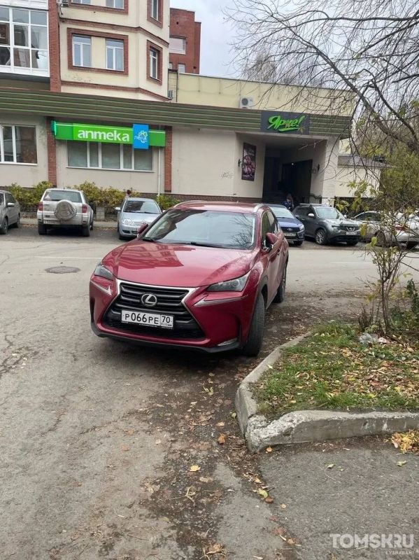 Мастера томской парковки: закрытые тротуары или ночные нарушения Мастера томской парковки: закрытые тротуары или ночные нарушения