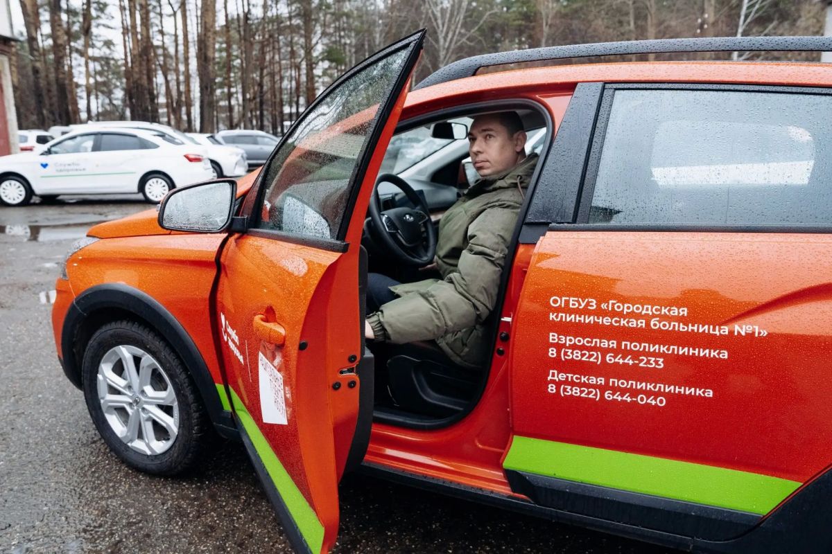 Пять новых автомобилей поступили в медучреждения Томска Пять новых автомобилей поступили в медучреждения Томска