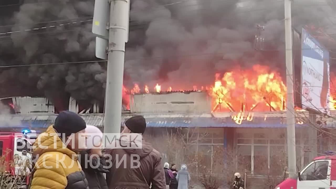 Торговые павильоны загорелись на проспекте Фрунзе в Томске: видео с места происшествия