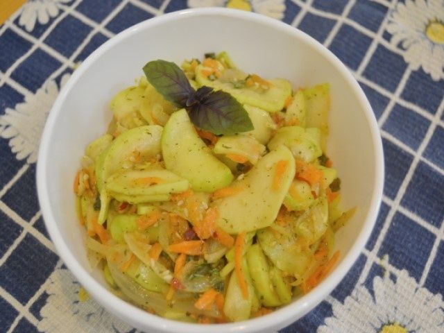 Необычная закуска из маринованных кабачков