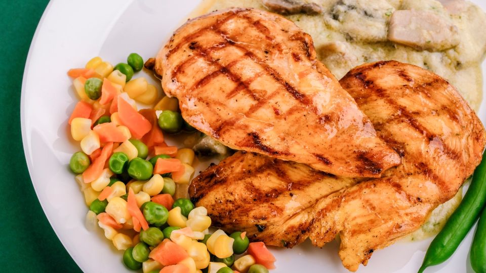Вкуснее, чем просто запечь филе: удивите гостей гармошками из куриных грудок