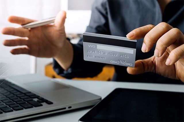 Деньги под прицелом: почему россияне не могут получить доступ к своим счетам?