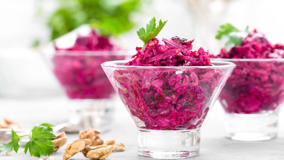 Простой свекольный салат на каждый день: приготовите из остатков вареных овощей