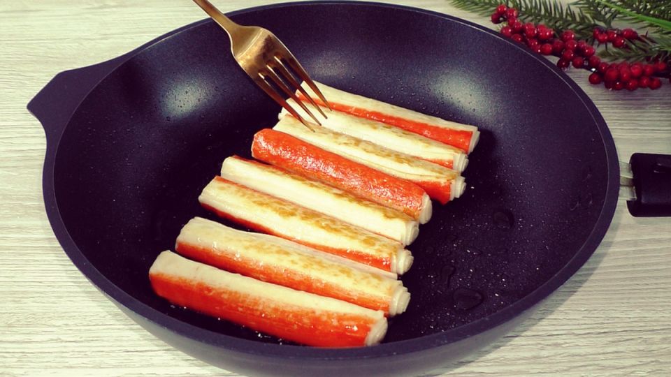 Незабываемый салат с жареными крабовыми палочками: откройте для себя новый вкус