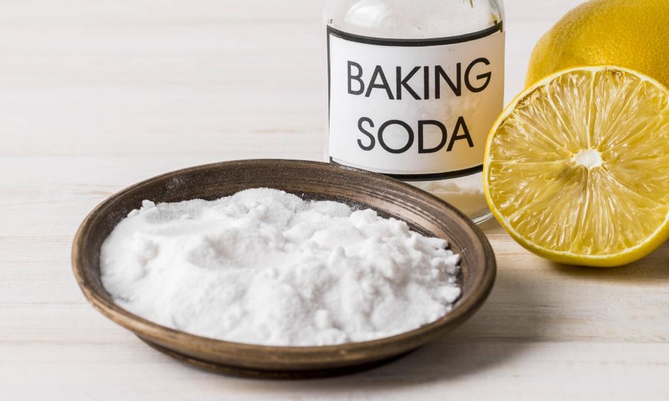 Бабушки учили неправильно: вот почему гасить соду уксусом в ложке нельзя