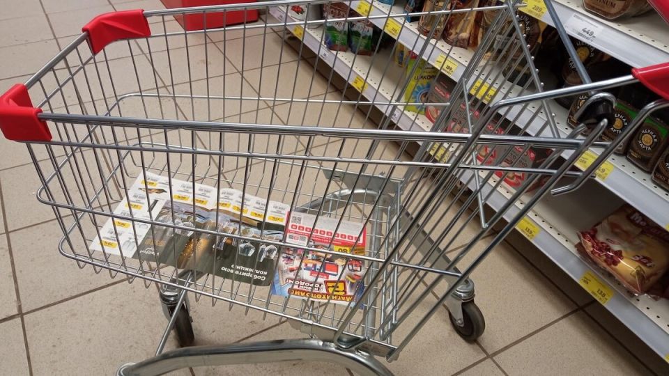 Почему покупатели застилают тележки: неожиданные причины
