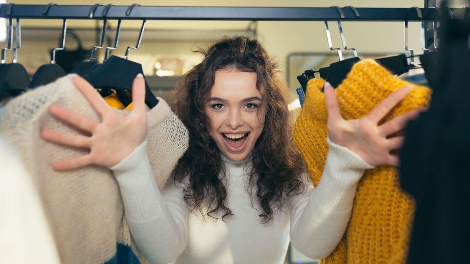 Забудьте про «бабушкины» свитера: вот какие фасоны должны быть в шкафу после 45 лет