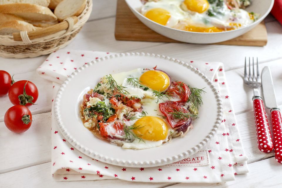 Яичница с помидорами и луком: простота и вкус