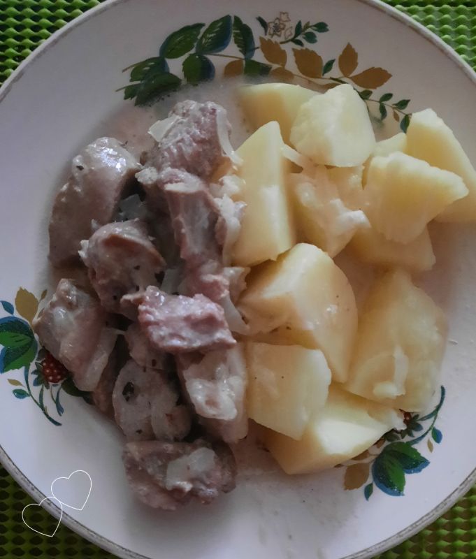 Индейка в сметанно-луковом соусе: простой и вкусный рецепт для домашнего ужина