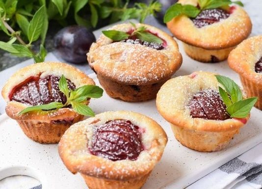 Нежные кексы с сливами: семейный уют в каждом укусе