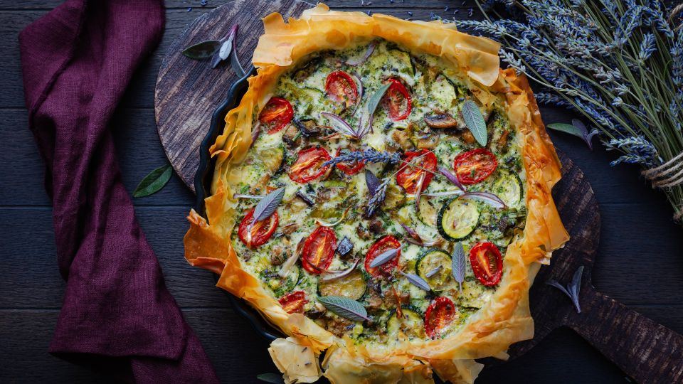 Этот пирог французские домохозяйки просто обожают: готовится легко и просто