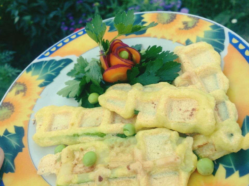 Наслаждайтесь летним утром: как приготовить хрустящие кабачки в вафельнице