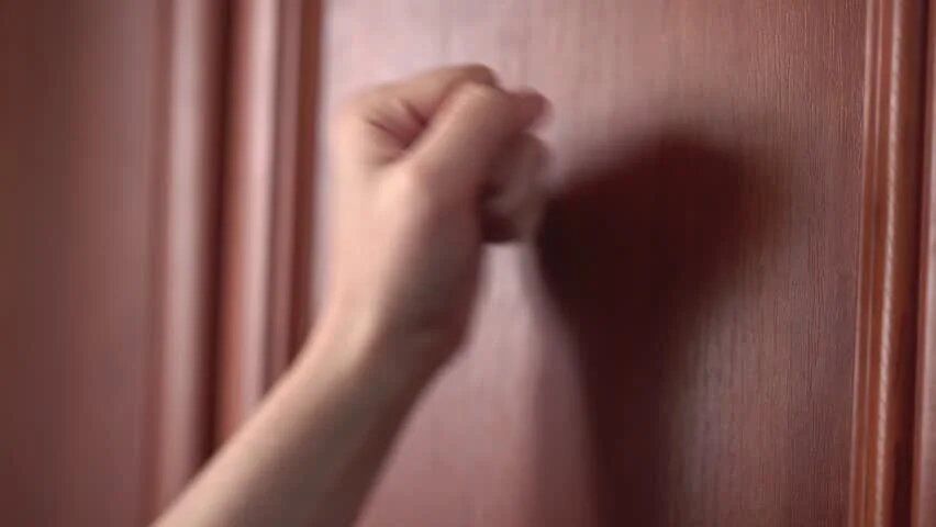 Кто имеет право войти в вашу квартиру без вашего разрешения?