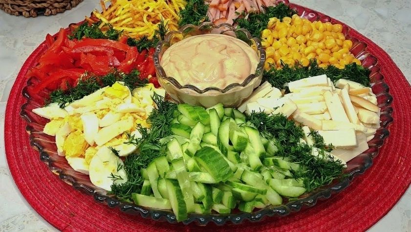 Как удивить гостей: идеальные салаты для праздничного стола