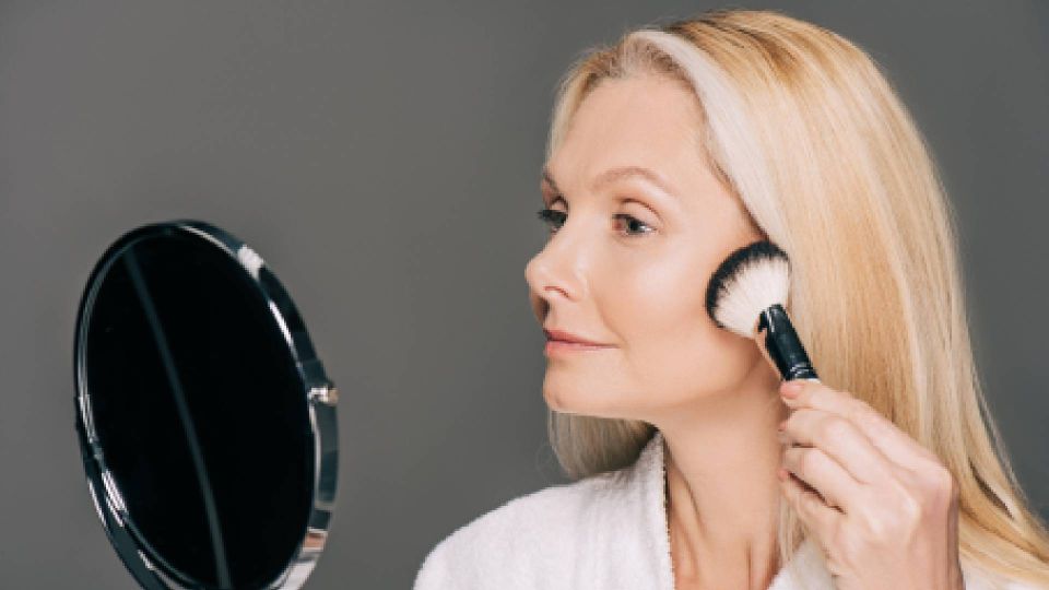 Взгляд станет томным и выразительным: главный секрет омолаживающего макияжа
