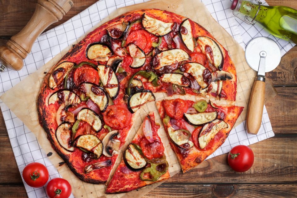Как приготовить вкусную пиццу «Пармиджана» с баклажанами и шампиньонами