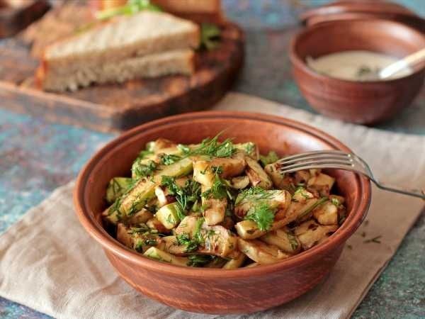 Летний вкус: Салат из жареных кабачков с чесноком и кинзой