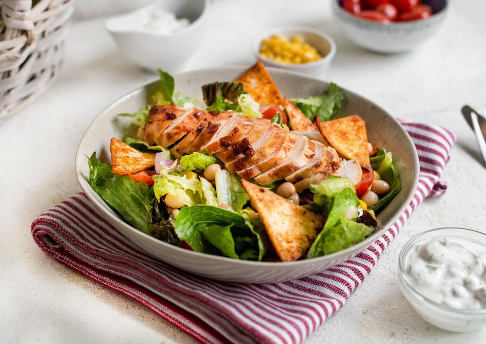 Салат с курицей барбекю и хрустящими чипсами: готово за 25 минут и удивит гостей