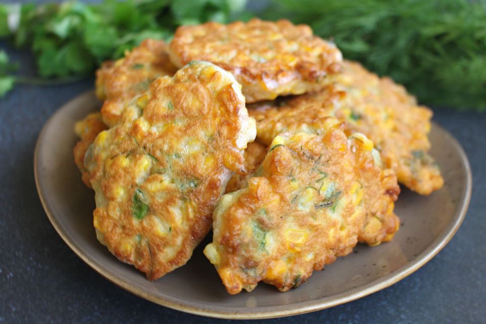 Сочные оладьи из свежей кукурузы: простой и быстрый рецепт